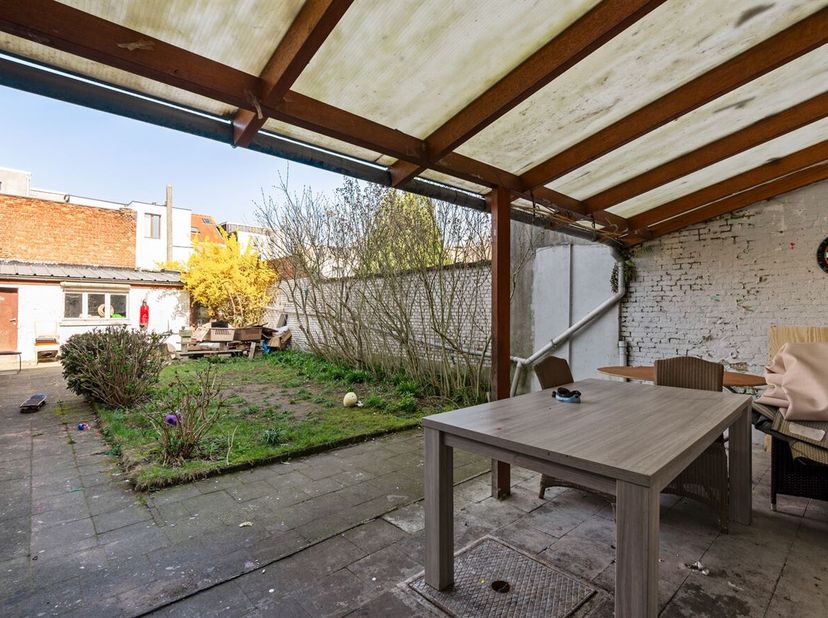 Op te frissen gelijkvloers appartement (71 m²) met 2 slaapkamers en tuin in Wilrijk<br />
Ligging:<br />
Dit gelijkvloers appartement is gelegen in Wi