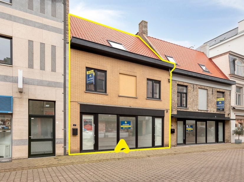 Volledig Gerenoveerde Gezinswoning met Handelsruimte in Hartje Veurne<br />
<br />
Unieke kans! Ontdek deze volledig in 2025 gerenoveerde en ruime gez