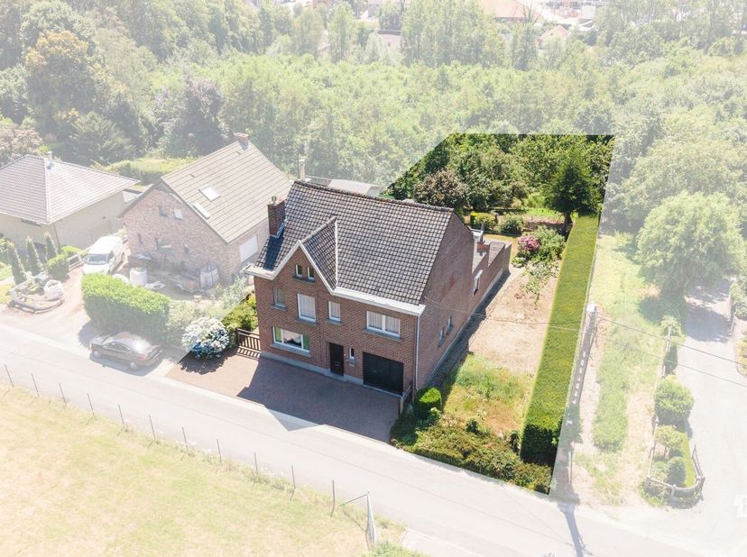 Située dans un quartier exceptionnellement calme et verdoyant de Zwalm, cette spacieuse maison individuelle est entourée par le magnifique paysage des