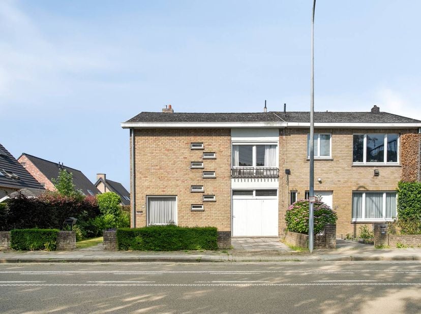 Op een perceel van 600 m² bevindt zich deze halfopen woning met een bewoonbare oppervlakte van 160 m². Met vier slaapkamers, een garage, veranda, berg