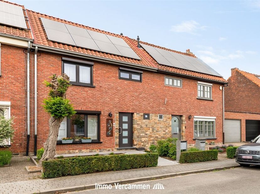 Bent u op zoek naar een verzorgde woning op een uitstekende locatie nabij Mechelen? Dan is deze gesloten bebouwing zeker een bezoek waard.<br />
Op he