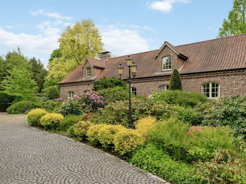 Exclusieve woning van 565 m² op 18.755 m² privédomein  Lanaken/Zutendaal.<br />
Er is goede verbinding naar de autosnelweg E314, wat handig is voor re