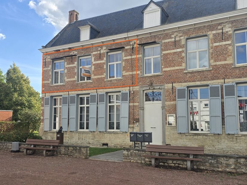 Cet appartementé dispose de 2 chambres à coucher et se situe au 1er étage (l’étage le plus haut).<br />
Structure:<br />
Par le hall d’entrée magnif