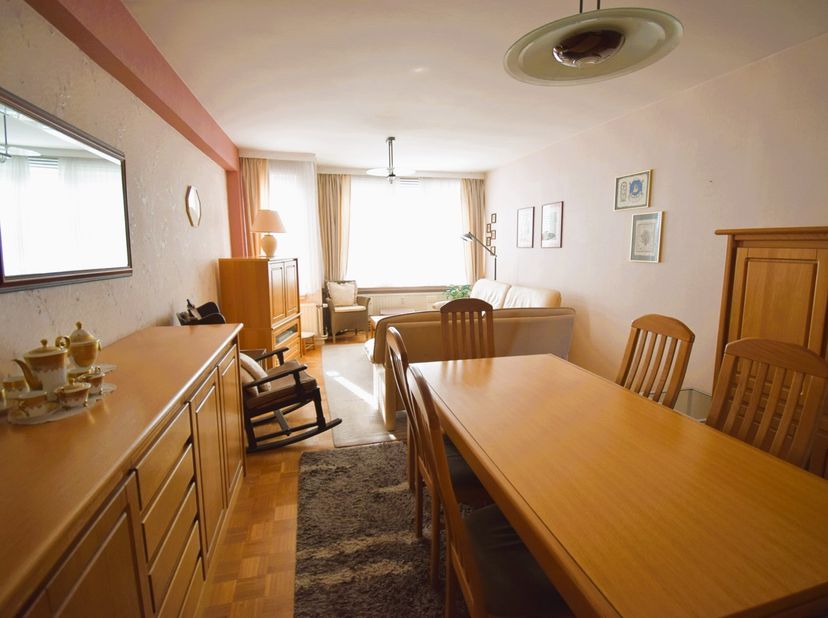 Appartement op de 3e verdieping, deels te moderniseren, met een privékelder en een privé autostaanplaats in het gebouw. Het appartement bestaat uit ee