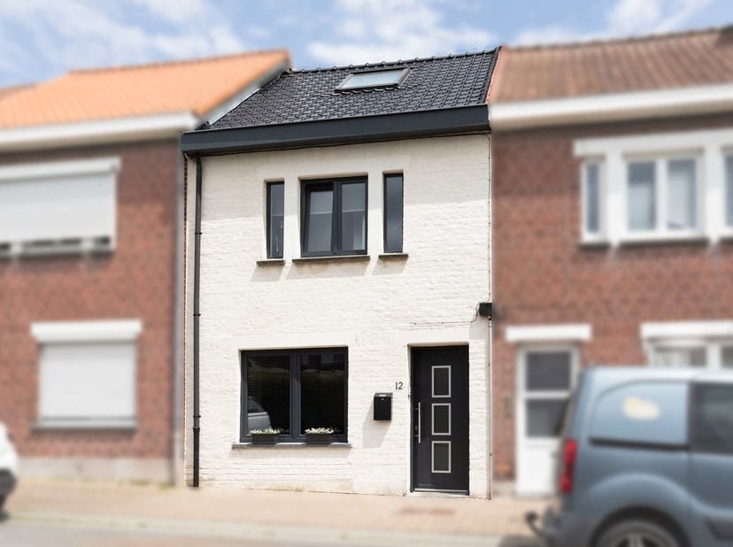 Deze volledig vernieuwde woning onderging in 2019 een totaalrenovatie, waarbij werkelijk alles werd aangepakt met oog voor kwaliteit, energiezuinighei