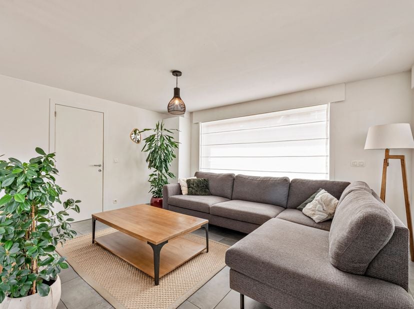 Ruime, gerenoveerde woning op rustige locatie te koop in Menen!<br />
Bij het binnenkomen word je verwelkomd in de inkomhal. Op het gelijkvloers bevin