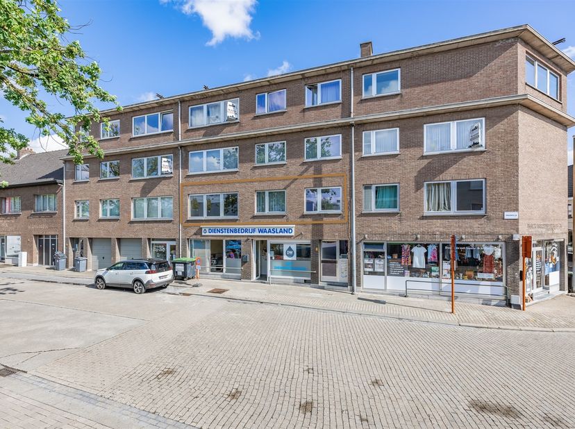 Bent u op zoek naar een ruim appartement op een centrale ligging in Sint-Niklaas? Dan is dit misschien wel uw nieuwe thuis!<br />
<br />
Dit lichtri