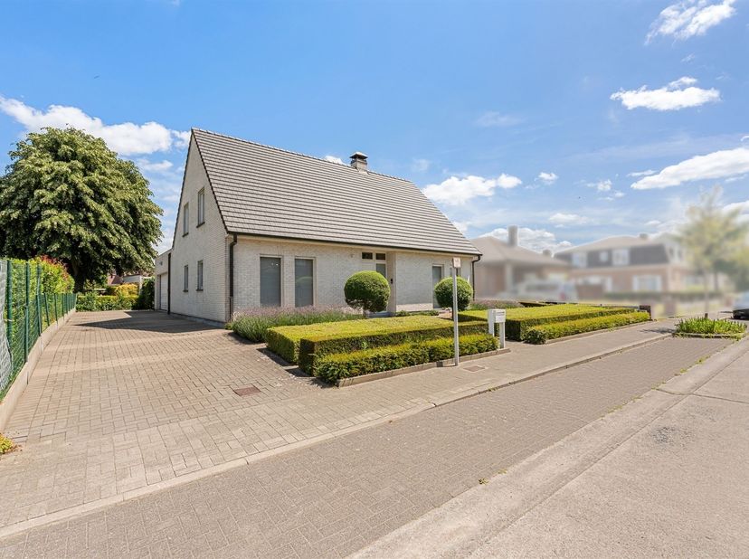 Cette villa individuelle bénéficie d'un emplacement de choix à Sleidinge, à quelques pas du centre du village. <br />
Les commerces, les écoles, la bi