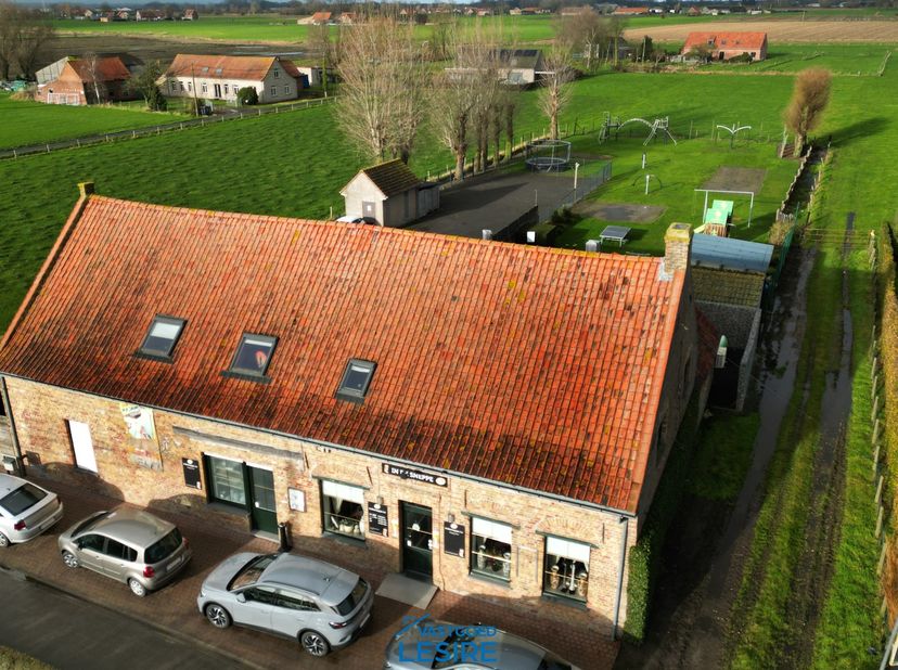 Bent u op zoek naar een winstgevende horecazaak met woonst met veel potentieel?&amp;nbsp;<br />
<br />
In de horecazaak is er plaats voor meer dan 100 per