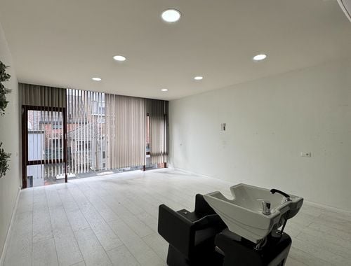                                         Bureaux à louer à Genk, € 400
