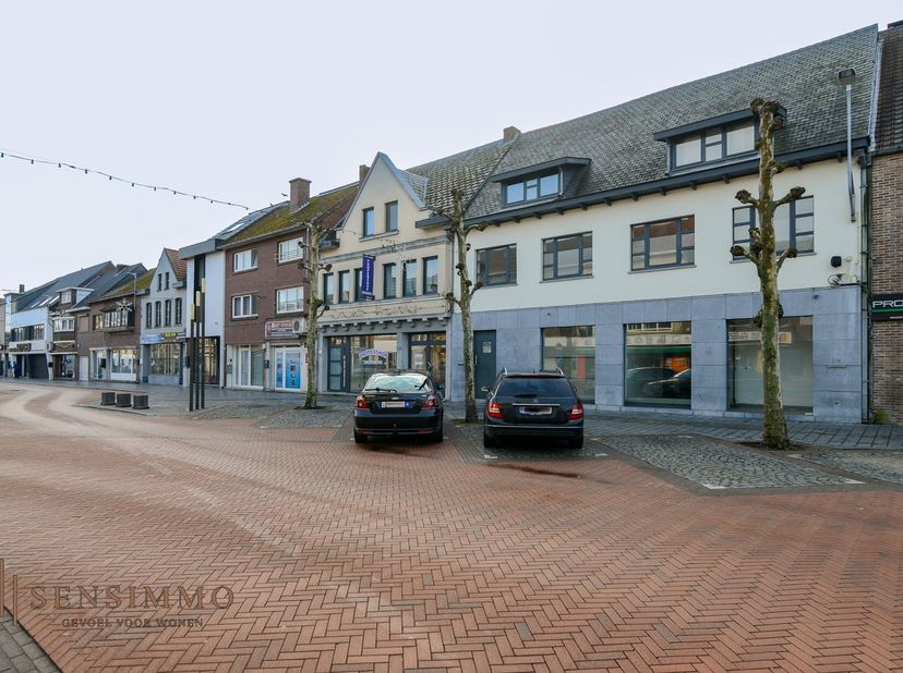 In het hart van Maasmechelen, aan de Pauwengraaf 141, bevindt zich dit veelzijdige en strategisch gelegen eigendom dat commercieel rendement perfect c