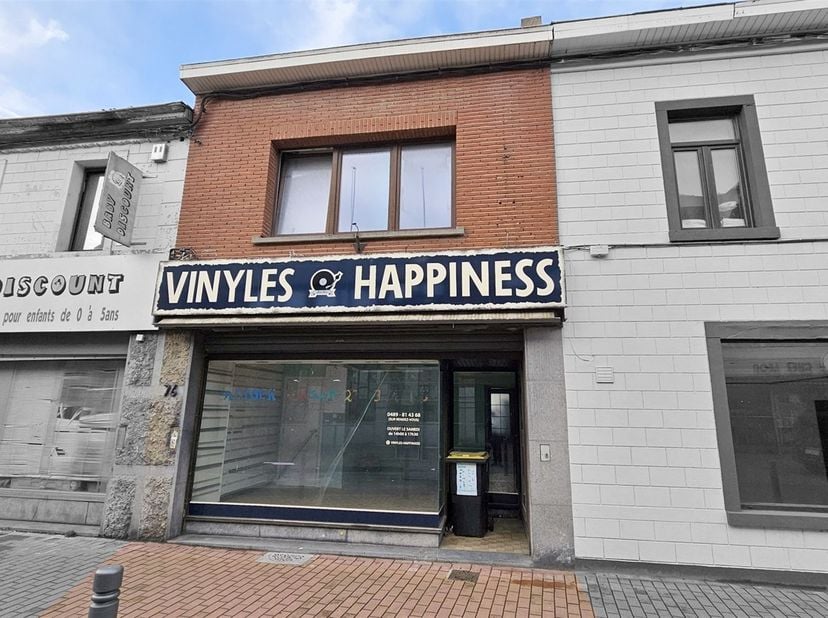 Surface commerciale dans le centre Dour comprenant: <br />
Sous-sol: Cave.<br />
Rez: Espace commercia en deux parties avec ancienne kitchenette (+/-