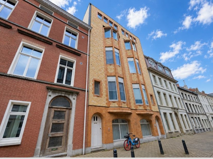Deze leuke studio is uitstekend gelegen, op wandelafstand van de Veldstraat, Onderbergen, winkels, horecazaken, openbaar vervoer en tal van andere voo