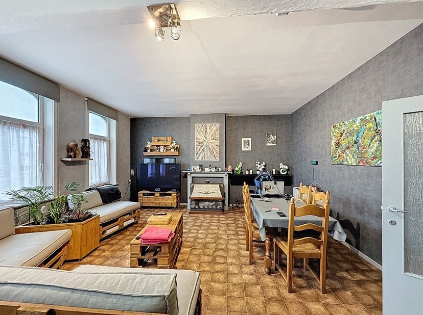 Een goed gelegen investeringspand bestaande uit een handelspand en drie verhuurde appartementen.&amp;nbsp;Dit gebouw geniet van een uitstekende centrale l