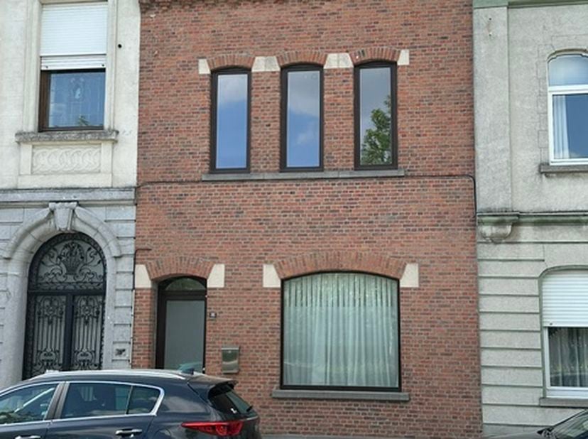 Deze volledig instapklare en gezellige woning is gelegen op een absolute TOPLOCATIE in Ronse en dit op wandelafstand van het centrum en op amper 300 m