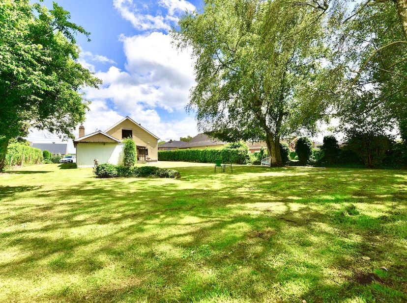 In een aangename en landelijke omgeving vindt u deze verzorgde alleenstaande woning in Adegem. <br />
Dankzij het open uitzicht over de omliggende vel