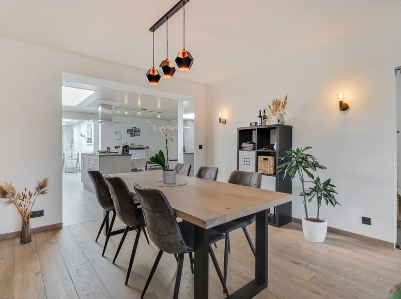Deze gerenoveerde woning (2019) bevindt zich op een boogscheut van centrum Zwevegem. Alle belangrijke voorzieningen zijn in de nabijheid terug te vind