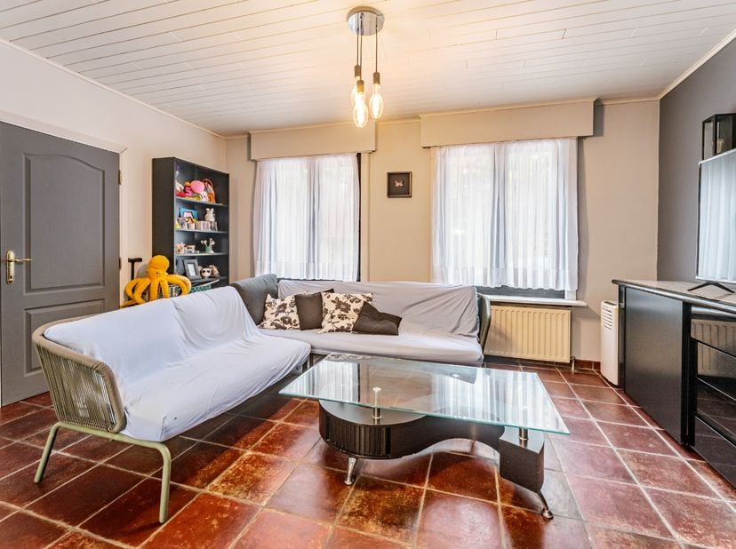 Kijkdag 5 september 2026 tussen 9u en 10u!<br />
Op zoek naar een gezinswoning met ruimte leefruimtes zonder renovatieplicht? Dan is deze woning zeker
