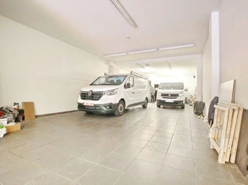A proximité de Tour et Taxis et à 5 min de Place de l'Yser, ensemble immobilier TOTALEMENT RENOVE en 2007: entrepôt de 125m² + 3 plateaux de 30m² dans