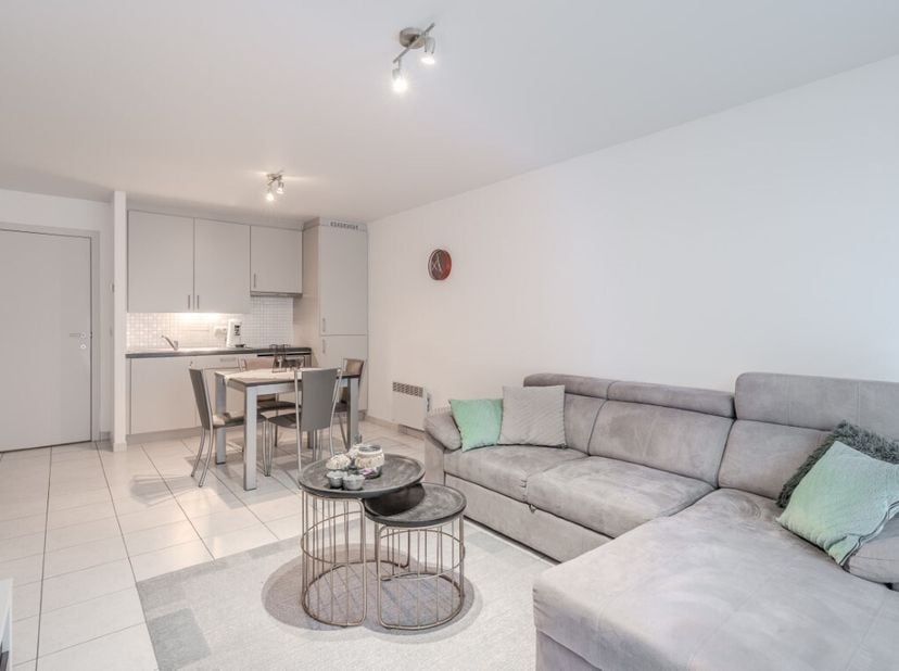 Dit moderne  trendy gelijkvloers appartement zit vol ongeduld op jouw te wachten. Dit appartement gelegen in de Residentie 'Seagarden Village'  biedt
