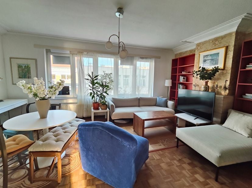 <br />
Situé dans le quartier Couronne, cet agréable appartement de ±75 m² se trouve au 3ᵉ et dernier étage d’un petit immeuble.<br />
Il offre un spa