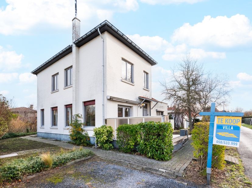 Koksijde-Bad, Ruime villa (258m²)&amp;nbsp;met 4 slaapkamers, zeer rustige ligging in Koksijde-Bad, ca. 520m² grond.<br />
<br />
Bestaande uit: op het ge