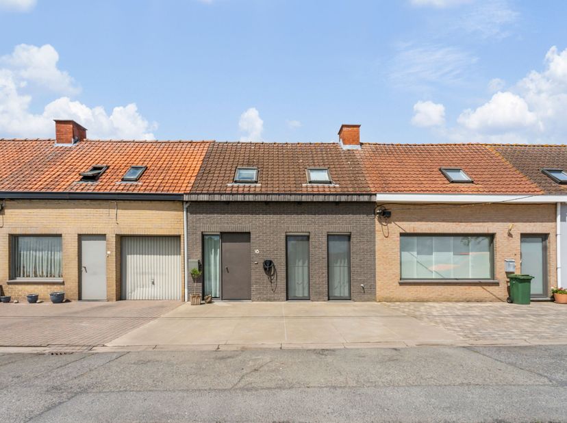 Deze landelijk gelegen woonst met privé parking beschikt over een ruim perceel van 838 m².<br />
We betreden deze woning langs de ruime hal met ingema