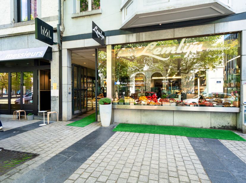 Situé dans lhyper centre de Liège, à proximités des grands axes autoroutiers, bel et spacieux espace commercial (+/- 150 m² d'après plans). Actuelleme
