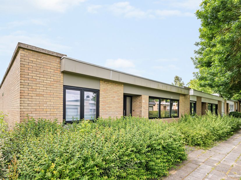 Deze gelijkvloerse woning, welke in 2020 werd opgefrist, bestaande uit: inkomhal met toilet, woonkamer - salon met open keuken en toegang naar de tuin