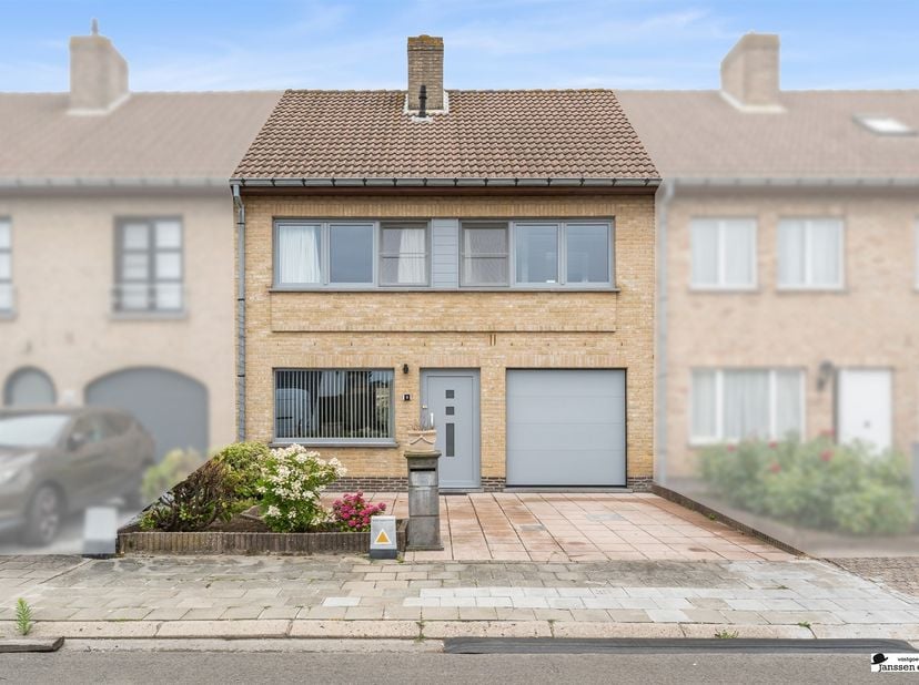 In de Zijdeling in Bredene, gelegen in een rustige straat en toch vlak bij de zee en winkels, bevindt zich deze verzorgde en energiezuinige woning. Ee