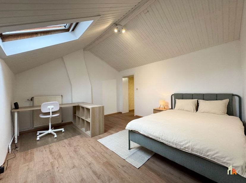 MIRROR Immobilier propose à la location une spacieuse chambre meublée au 2e étage d’une maison récemment rénovée, en première occupation après rénovat