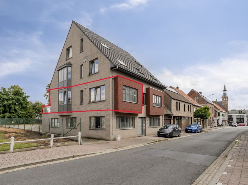 In de Edewallestraat in Handzame, vlakbij bakker, apotheek en op fietsafstand van een aantal supermarkten vinden we dit mooi éénslaapkamer appartement