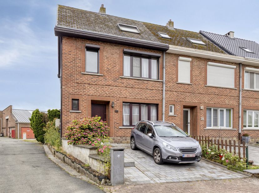 Immo Pické biedt u deze gunstig gelegen woning aan in Dilbeek, gelegen in de nabijheid van scholen, winkels, openbaar vervoer, invalswegen en alle voo