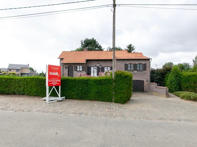 LANDELIJK, TE RENOVEREN WONING -<br />
<br />
Omvat:<br />
- kelderverdieping: garage, 3 bergplaatsen, CV-ruimte;<br />
- gelijkvloers: woonkamer, keu