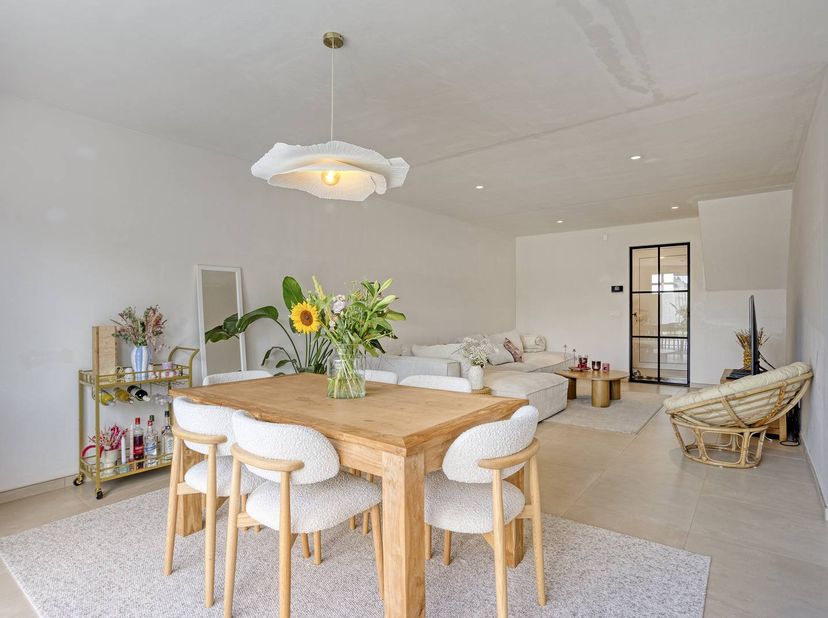 Deze energiezuinige woning (2025) is centraal gelegen in het hartje van Zingem (Kruisem), op wandelafstand van tal van faciliteiten (scholen, winkels,