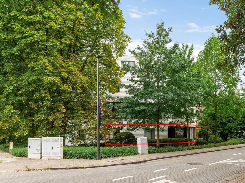 Knap en lichtrijk appartement (100m²) met gezellig terras en autostaanplaats op centrale ligging te Mortsel!<br />
<br />
Indeling: Inkomhal, gasten
