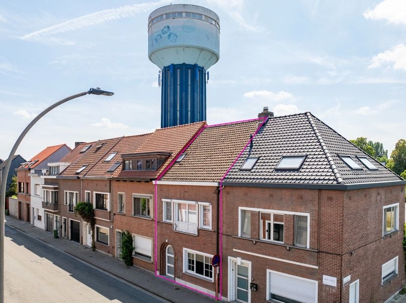 Gunstig gelegen gezinswoning in de onmiddellijke nabijheid van belangrijke invalswegen, buurtwinkels en het openbaar vervoer. Deze woning onderging in