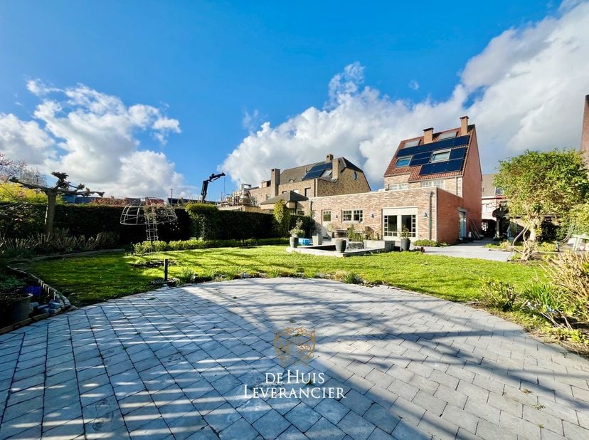 Op zoek naar een woning waar rust, ruimte en een centrale ligging perfect samenkomen? Dan is deze charmante halfopen bebouwing aan de Cornelis Verhuls