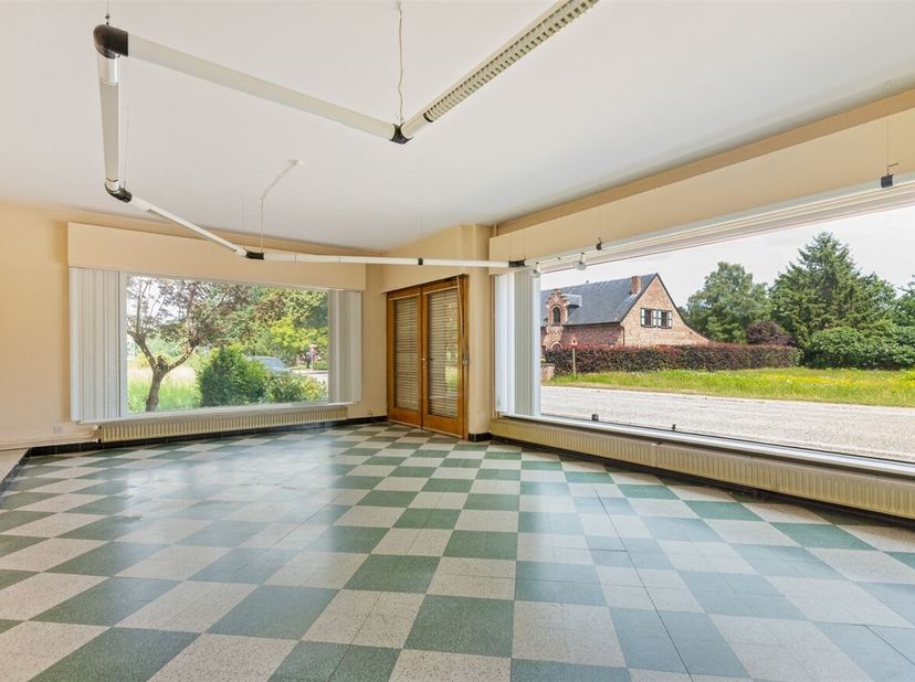 Te renoveren handelshuis op circa 1625m².<br />
Op het gelijkvloers vinden we de vroegere handelsruimte terug met groot etalageraam voor aan het straa
