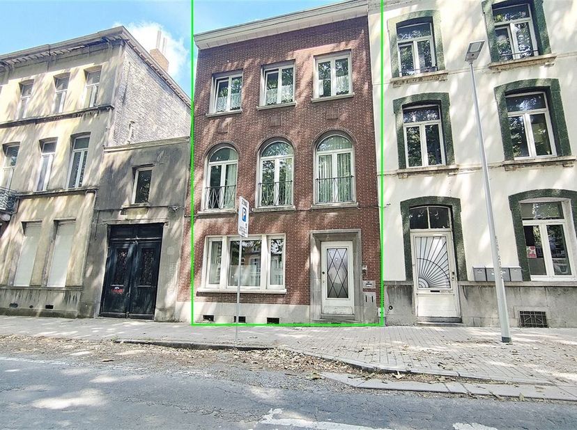 Immeuble de rapport idéalement situé à l'entrée de la ville, proche des commodités et des grands axes.<br />
Ce bien est composé de 3 entités, toutes