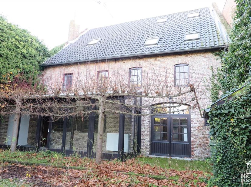 Deze charmante stadsboerderij, genaamd "Die Witte Roose",  waarvan de voorgevel als monument is geklasseerd, stamt uit de 17de eeuw. Door het behoud v