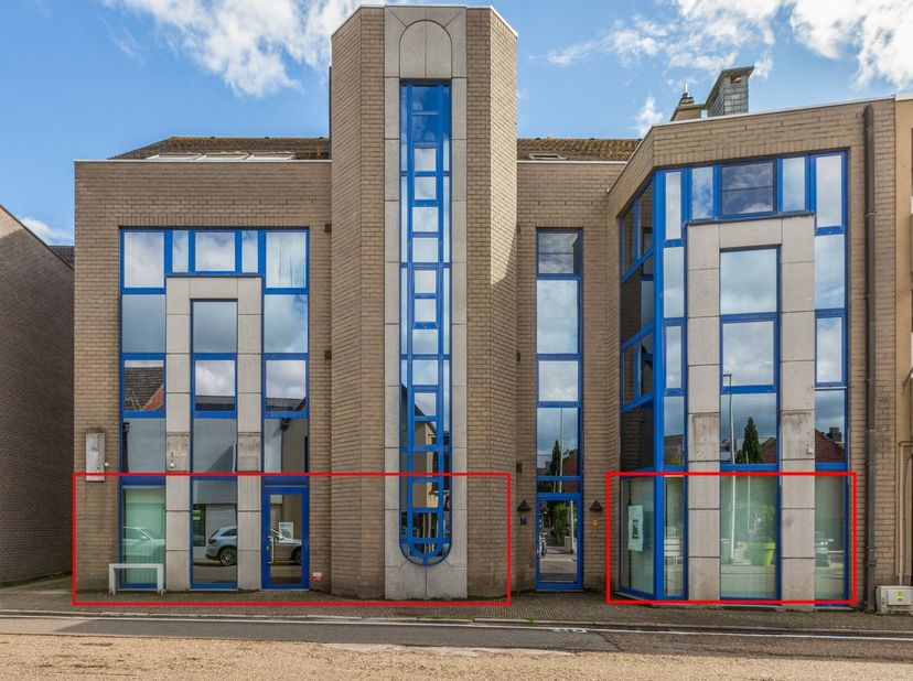 Ces bureaux offrent de nombreuses possibilités pour diverses activités commerciales et professionnelles. La partie la plus large, située à l'avant, co