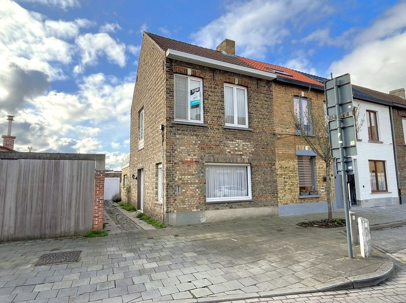Op een centrale ligging in Sint‑Michiels bevindt zich deze te renoveren halfopen woning met tal van mogelijkheden. De woning heeft een functionele ind