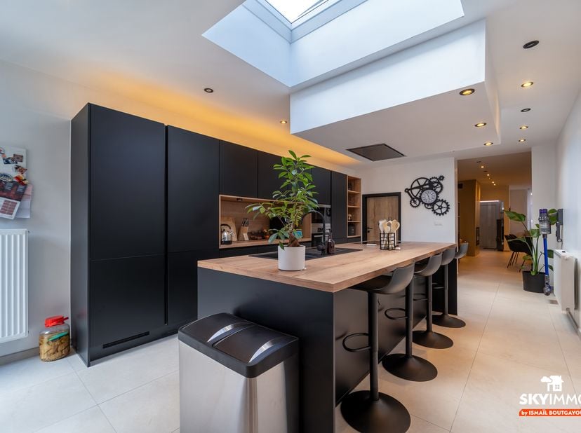 L'agence SKYIMMO est ravie de vous présenter cette magnifique maison, offrant une surface habitable de 174m² située à GRÂCE-HOLLOGNE se compose comme