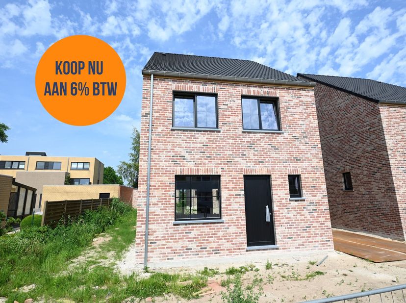 Deze VRIJSTAANDE PASTORIESTIJLWONING met achterliggende CARPORT is gelegen PAL IN HET CENTRUM van Moerbrugge, dit met een uiterst goede verbinding naa
