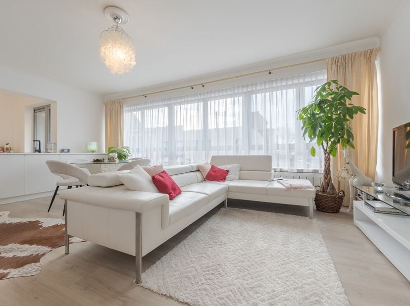 Dit tot in de puntjes gerenoveerd appartement is uitstekend gelegen, nabij het stadscentrum waar u over alle faciliteiten (winkels, openbaar vervoer,