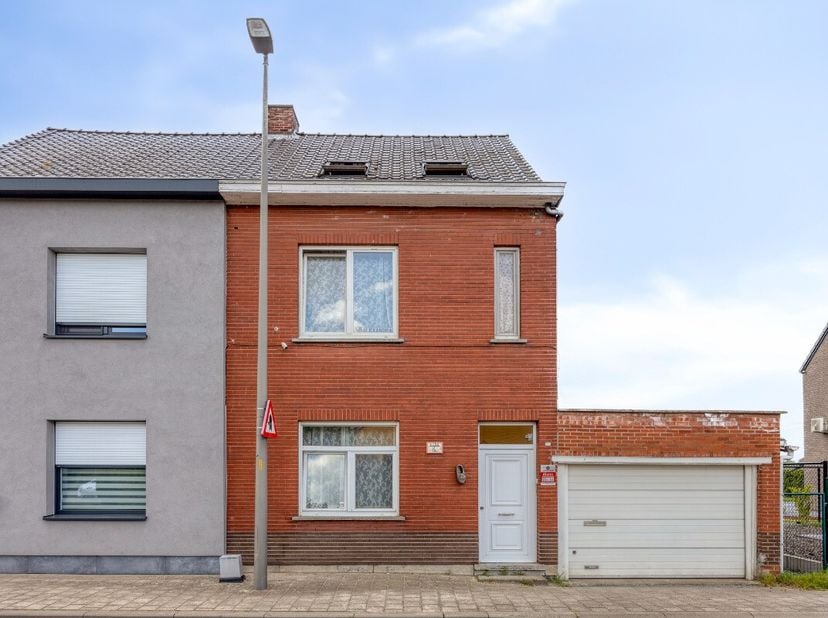 Te koop: halfopen bebouwing in Tisselt met tuin, inpandige garage en vlotte bereikbaarheid. Deze woning in de Jozef de Blockstraat biedt een praktisch