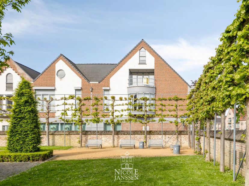 Dit zeer ruime appartement met maar liefst 176m² bruikbare woonoppervlakte werd recent helemaal opgefrist.  Men kan volledig leven op de eerste etage