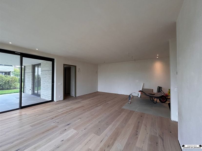 Luxueus nieuwbouw appartement met 3 slaapkamers en 2 badkamers<br />
Dit nieuw gelijkvloers appartement bevindt zich in het centrum Gooreind, waarbij