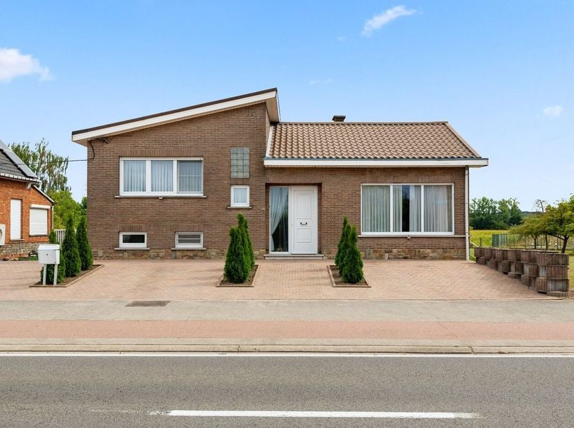 Deze gezinswoning heeft een fantastische bereikbaarheid op slechts 1km van de oprit van de E314 en winkel, bushalte, school, restaurant en bank liggen